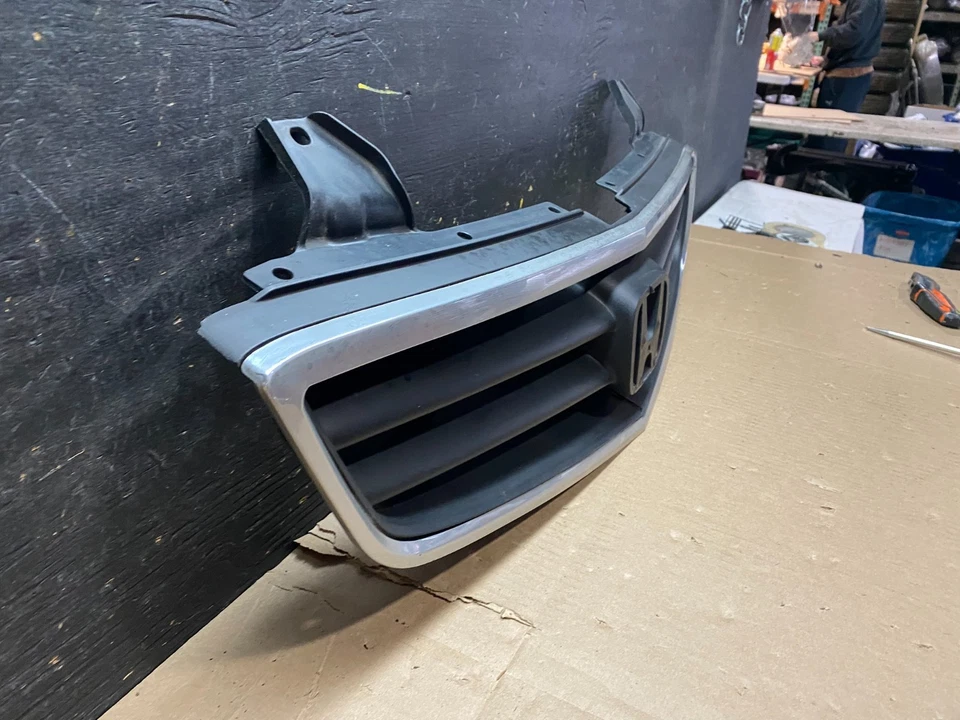 2002 to 2004 Honda Odyssey  Front Upper Chrome Grille Grill U0089 DG - Image 3 of 4