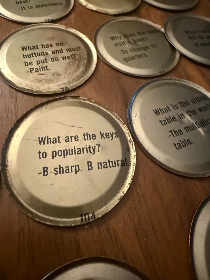 86 шт. белых жестяных крышек для молочных банок с загадками с номером УЛЬТРАРЕДКИЕ 1950-е - Изображение 4 из 4