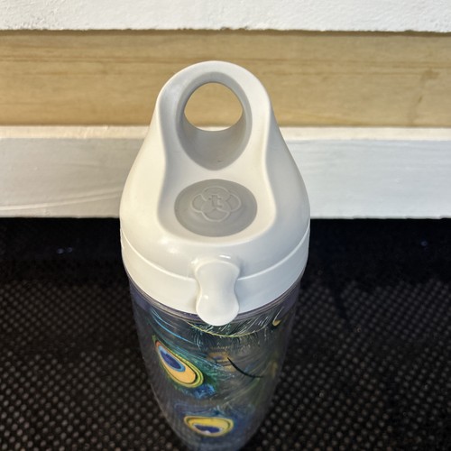 Tervis Flip Top Deckel Becher 24 Unzen Pfauenfedern weiß/grau Deckel - Bild 2 von 8