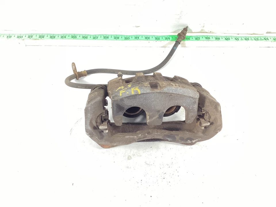 Conjunto de pinza de freno delantera derecha lado pasajero Toyota Sienna 2011-2014 OEM. Foto 4 de 4