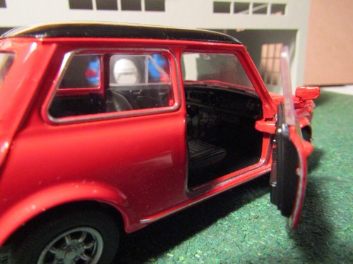 Welly Mini Cooper 1500 - Diecast Pull-Back Action Doors Open - 1:34 Scale - Picture 7 of 8