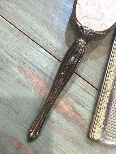 2 Vintage 50er Jahre Gold Metall Waschtisch Haarbürsten und Waschtischkamm - Bild 8 von 11
