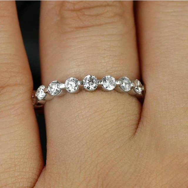 Rund Künstlicher Diamant Hochzeit Ewigkeitsring 0.65 Karat 18K Weißgold Größe 6 Rund Künstlicher Diamant Hochzeit Ewigkeitsring 0.65 Karat 18K Weißgold Größe 6