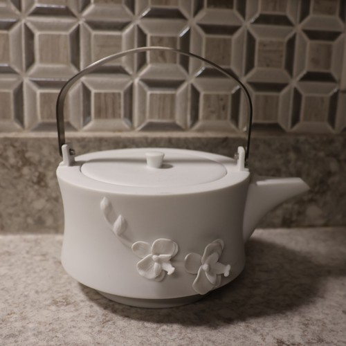 Teavana Orchid Teapot Porcelain White EUC 8”x6”x4” - Afbeelding 1 van 12