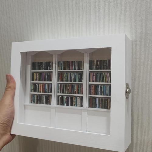 Angst Miniatur Bücherregal weiß Vitrinenregal mit 200 Minibuchmodellen Geschenk - Bild 4 von 12