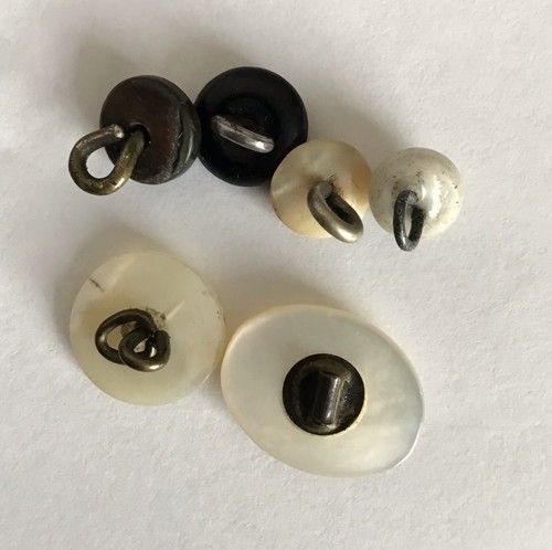 11 Vintage Round/Oval ~ Natural/Mother Of Pearl Buttons - Various Sizes - Picture 7 of 7