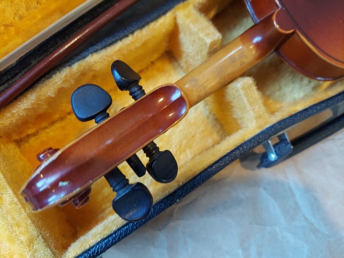 Suzuki 220 size 1/10 violin, Japan 1987, with case & bow Suzuki 220 size 1/10 violin, Japan 1987, with case & bow