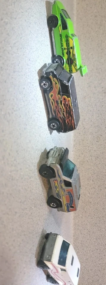 Furgonetas diecast años 70, 3-Hot Wheels paredes negras y 1-Matchbox súper rápidas Foto 2 de 4