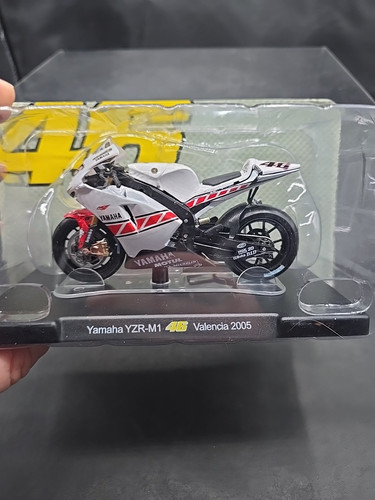 VALENTINO ROSSI YAMAHA YZR-M1 #46 VALENCIA 2005 1-18 SCALE MODEL - Picture 7 of 8
