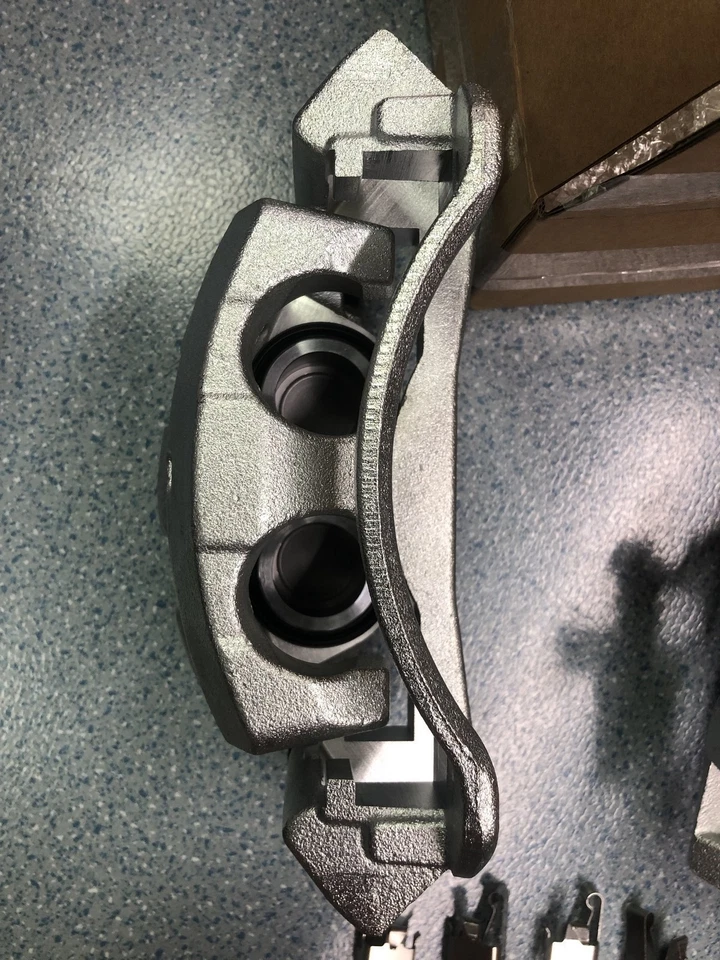 Pinzas de freno de disco delanteras con soporte para Ford Excursion F-250 F-350 Super Duty Foto 2 de 4