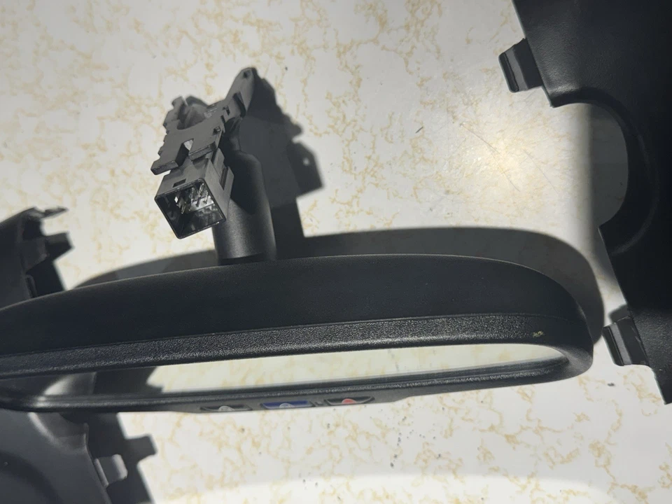 Espejo retrovisor interior delantero central usado se adapta a: Chevrolet Cruze Opt UE1 F 2015 Foto 3 de 4