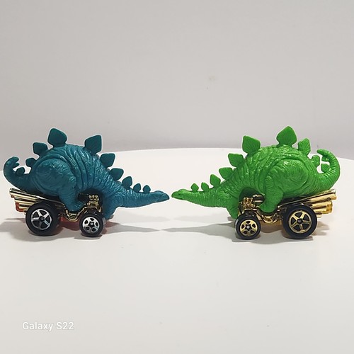 Tatuaje de dinosaurio turquesa y flecha corazón Hot Wheels SPEED-A-saurus Stegosaurus - Imagen 2 de 19