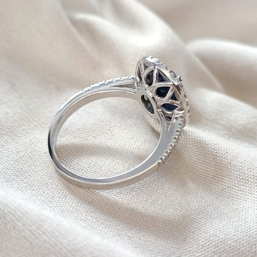 Anello con Zaffiro blu ovale 4,73 CT e Diamanti Oro bianco 18k mod. Lady Diana - Foto 4 di 12