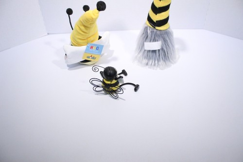2 figuras de peluche de gnomo abejorro de 8”, 13” y estatuilla de abeja pequeña con signo Bee Happy - Imagen 10 de 14