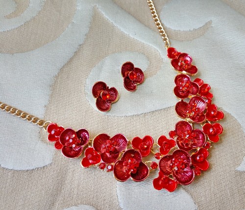 Conjunto de Collar y Pendientes de Flor Roja en Cristal Rojo y Esmalte Rojo - Nuevo - Imagen 2 de 5