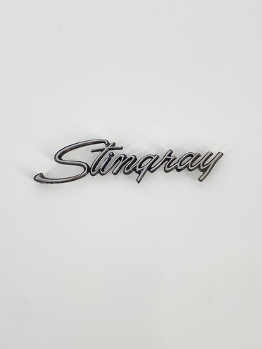 * EMBLEM 3956216 CORVETTE STRINGRAY 1968-76 CHEVROLET ORIGINAL METAL - Picture 1 of 10