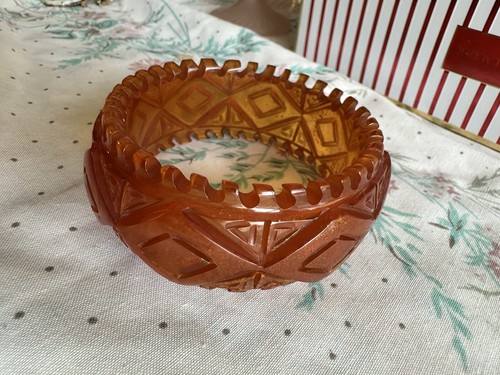 Vintage Carved Apple Juice Bakelite Bracelet Bangle Wt. 69.54 Grams - Picture 15 of 24