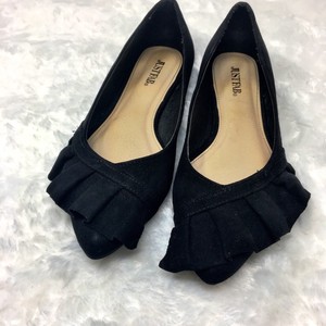 Justfab Women S Black Kemi Ruffled Faux Suede Ballet Flats Size 8