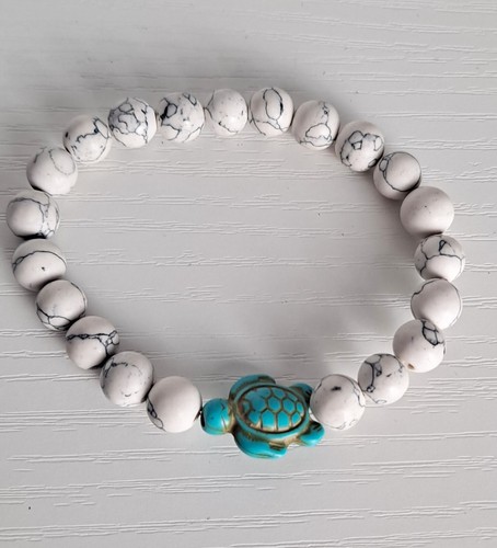 Stapelbare Perlenarmbänder - weiße Howlite & türkis Schildkröte, schwarzer Lavafisch - Bild 3 von 4