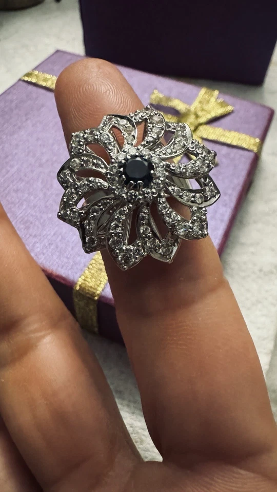 Anillo de astilla de diamantes y zafiros azules naturales Foto 4 de 4