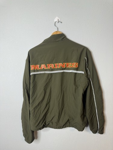 CHAQUETA DE RUNNING LIGERA NEW BALANCE US MARINES SEMPER FI PEQUEÑA LARGA VERDE HNG - Imagen 8 de 8