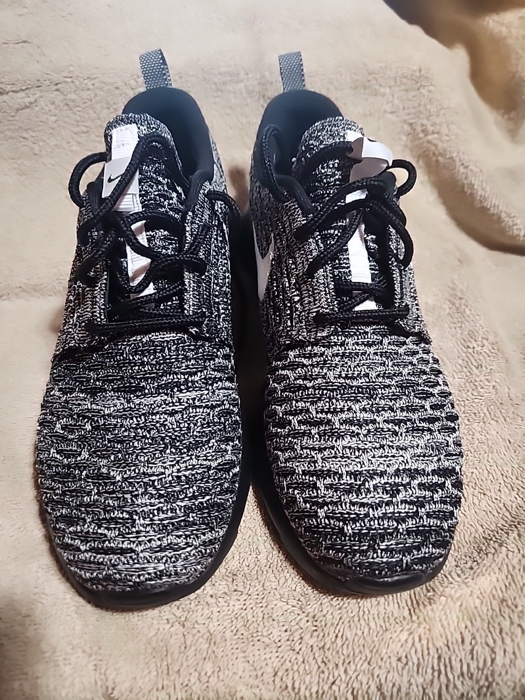 Nike Roshe One Flyknit Size 6 704927-011 Black/White MRSP $120.00 New With Box