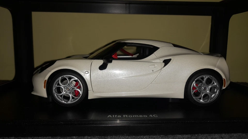 Autoart 1/18 Alfa Romeo 4C Coupe pearl white 2013 - Immagine 3 di 4