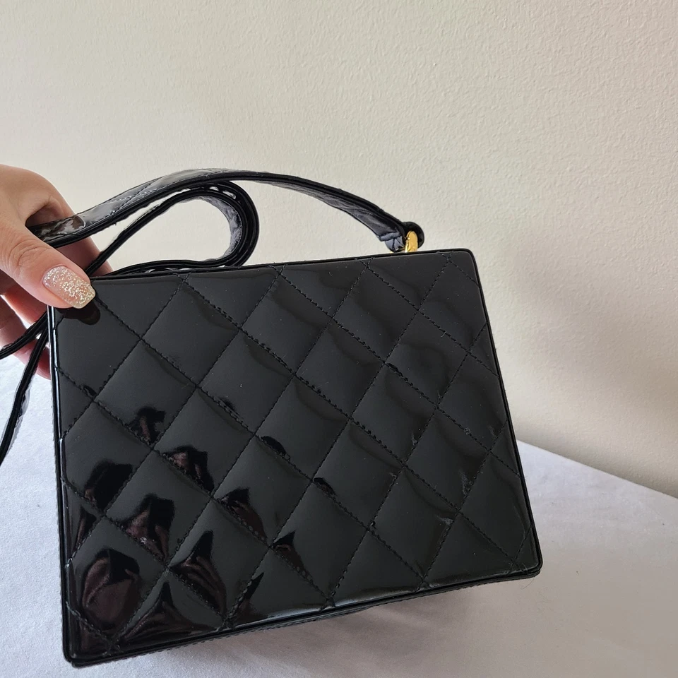 Chanel Vintage Estuche Rígido Caja Negro Charol Oro Herrajes Foto 3 de 4