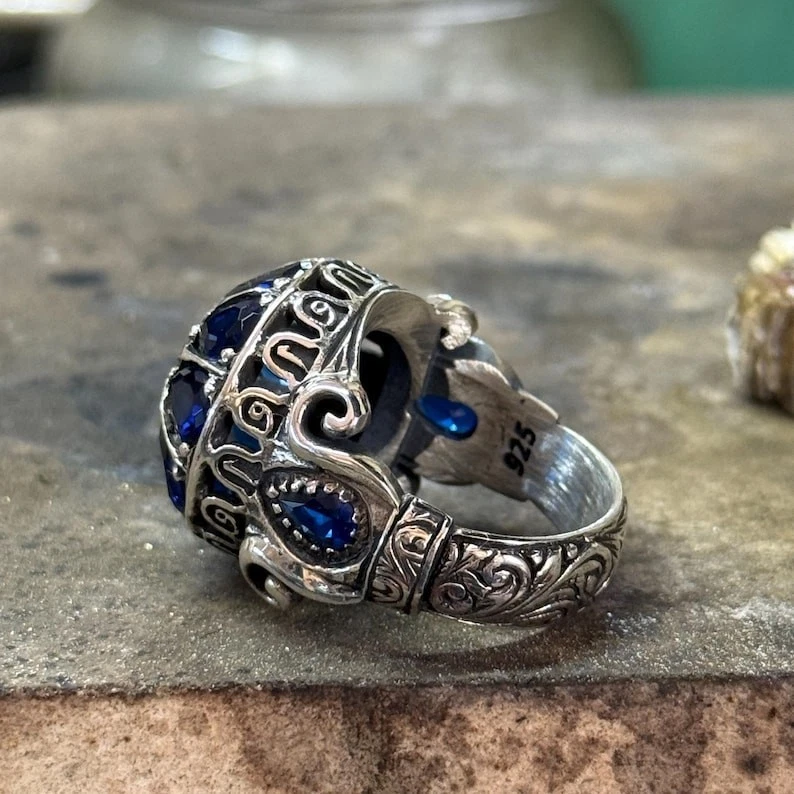 Anillo de piedras preciosas azules para hombre hecho a mano con piedra de zafiro grabado único para hombre Foto 4 de 4