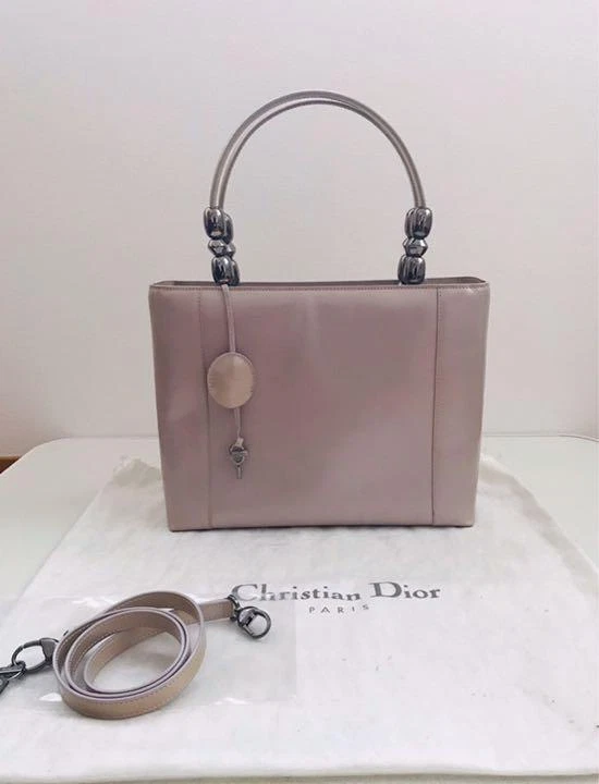 Sac à main Christian Dior émail rose taille : W11,8 x H8,7 x D4 po. Sangle : 38,6 po.
