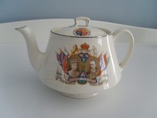 COLLECTABLE TEAPOT KING GEORGE QUEEN MARY 1910 1935 VINTAGE  SILVER JUBILEE