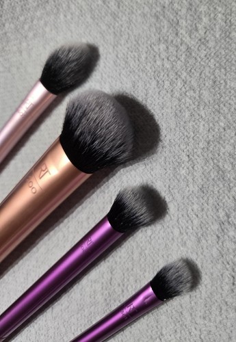 Real Techniques Everyday Essentials Brush Set 200, 300,301,402 - Picture 4 of 4