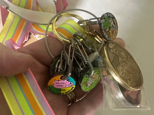 Geocache Lot #5 -- Intl geocoins, trackables; 100+ items - Imagen 8 de 11