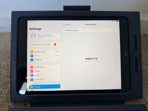 Apple iPad (6th Gen) Bundle 32 GB, Keyboard, Wi-Fi, 9.7 in - Space Gray- VIDEO - Picture 3 of 8