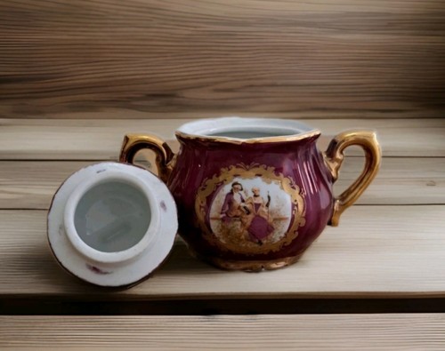 Genuine Ebersbach 15 Piece Gilded Porcelain Burgundy Demitasse Courting Couple - Foto 7 di 12