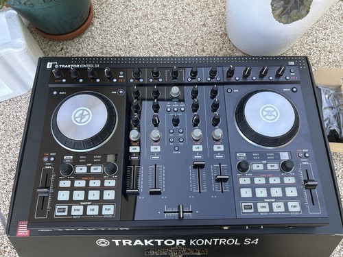 Native Instruments Traktor Kontrol S4 DJ-Controller - Bild 4 von 16