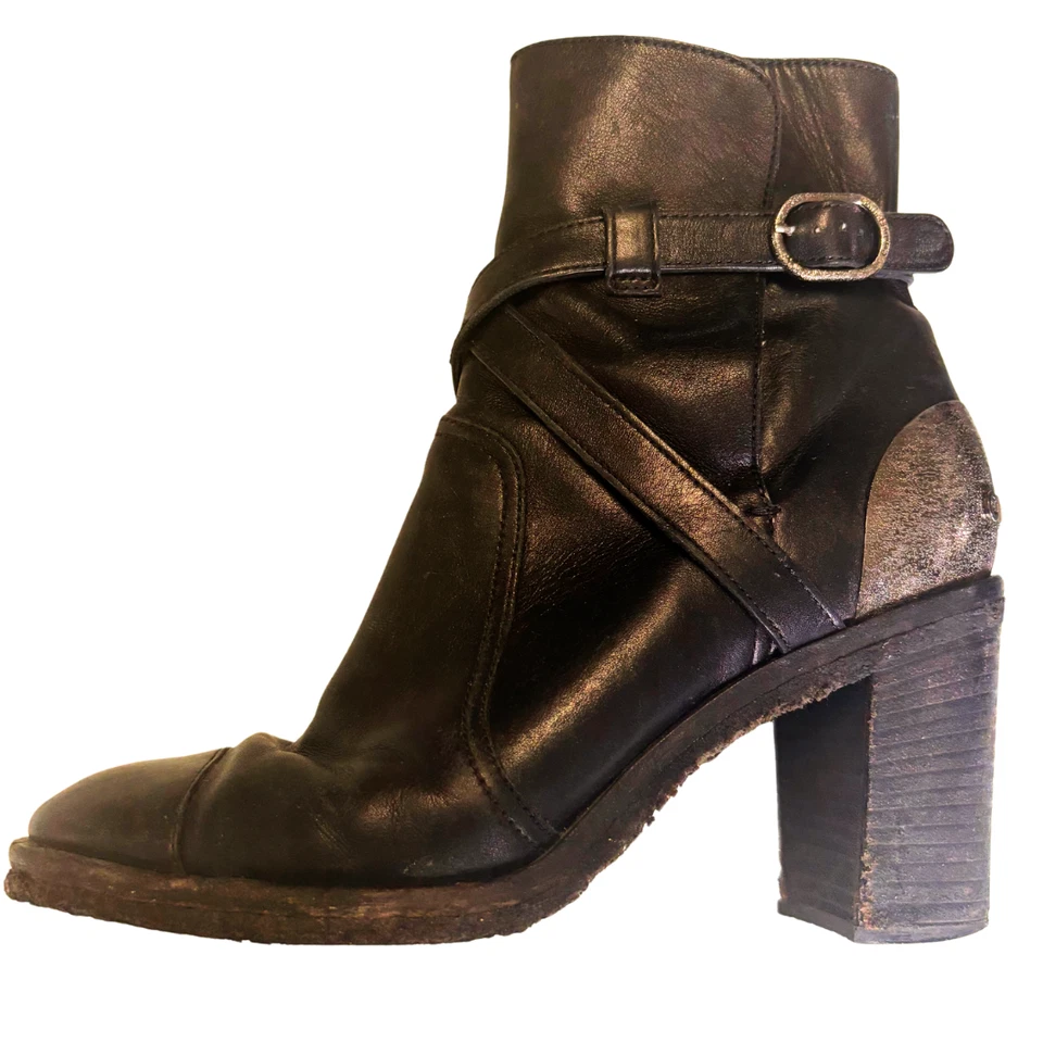 Botas de cuero negras Chanel con correa cruzada y placa de metal talla 38 Foto 2 de 4