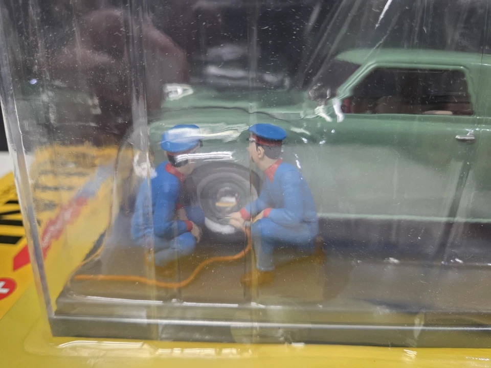 Tintin 1/24 #17 Studebaker Simoun Garage Diecast Car Model with Booklet NEW - Image 3 of 4