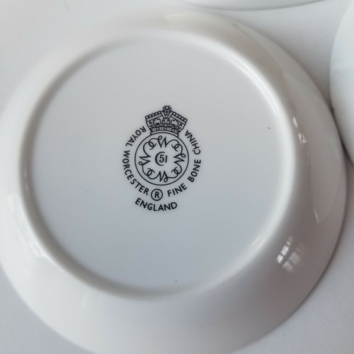 Lote de 2 platos de tuerca Royal Worcester Bone China mantequilla montaña rusa pat y palillo de dientes Hdr - Imagen 5 de 7