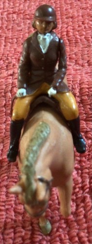 Estatuilla de plástico de mujer británica Astride Rider - Imagen 5 de 9