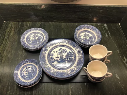 Blue Willow China 20 Peice Set Churchill England 4 Place Settings 