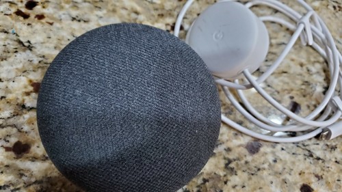 Google Home Mini Smart Lautsprecher mit Google Assistant - Kreide (GA00210-US) - Bild 2 von 2