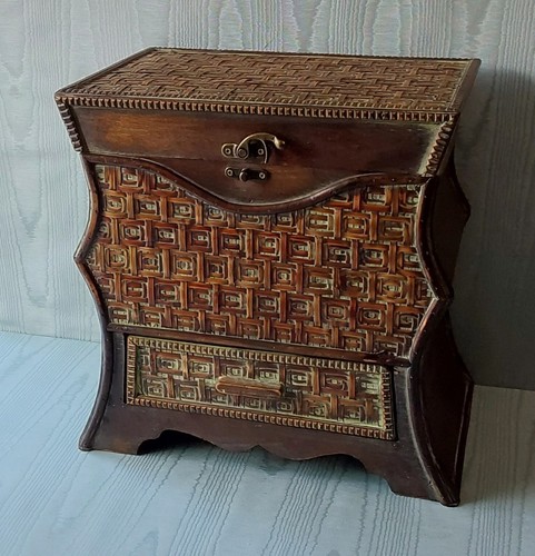 RATTAN CHEST 14 In W x 14.5 in H x 9 In D - Picture 5 of 6