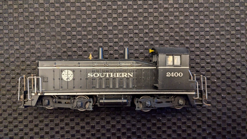 Athearn HO SW7 Switcher locomotive Southern #2400, Runs great! - Picture 1 of 6