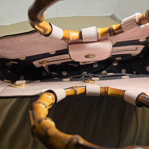 Bolso de mano Anne Klein de charol rosa ratán con asa de bambú - Imagen 8 de 13