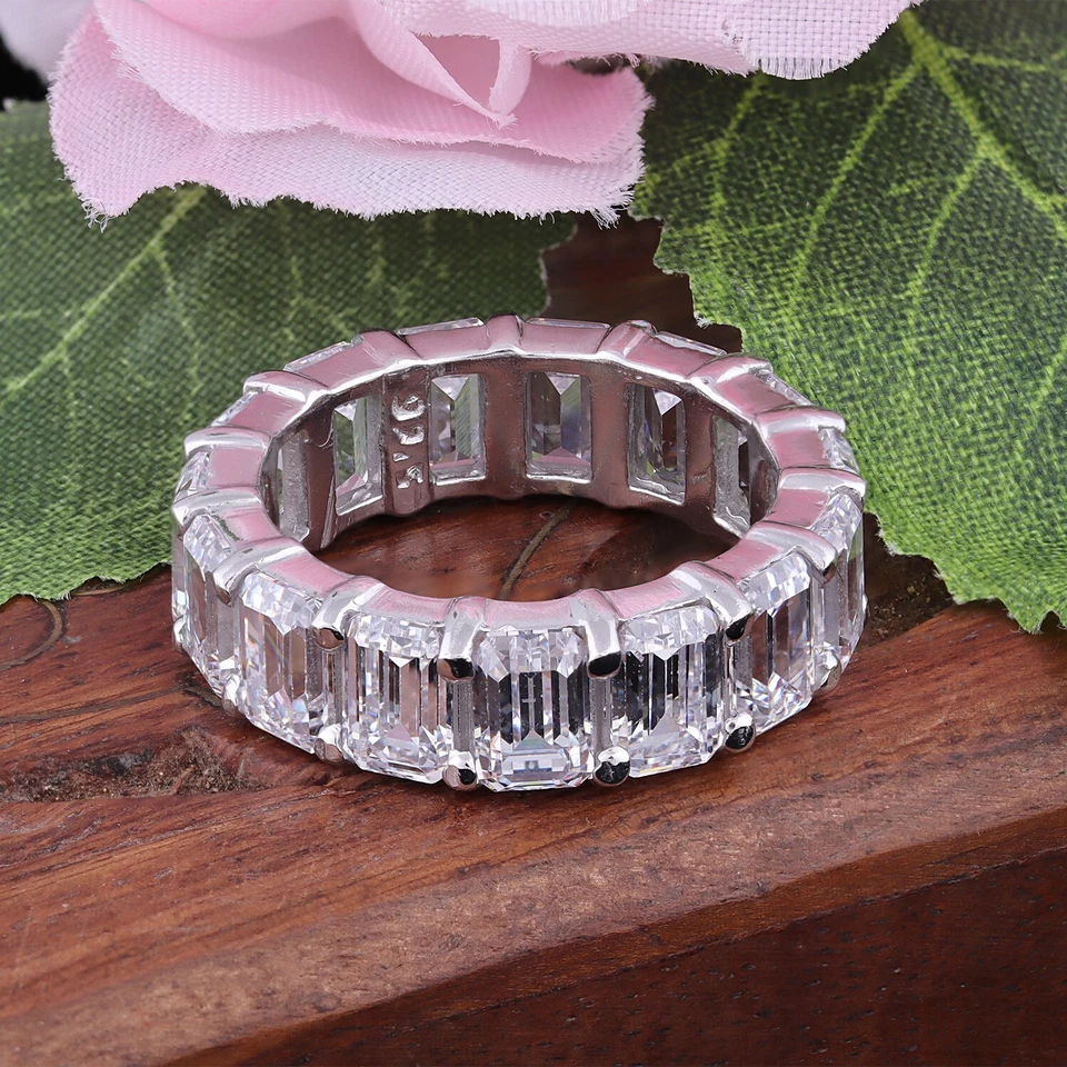 Alianza de boda de eternidad completa de circonitas cúbicas esmeralda de 30 quilates de plata de ley 925 Foto 3 de 4