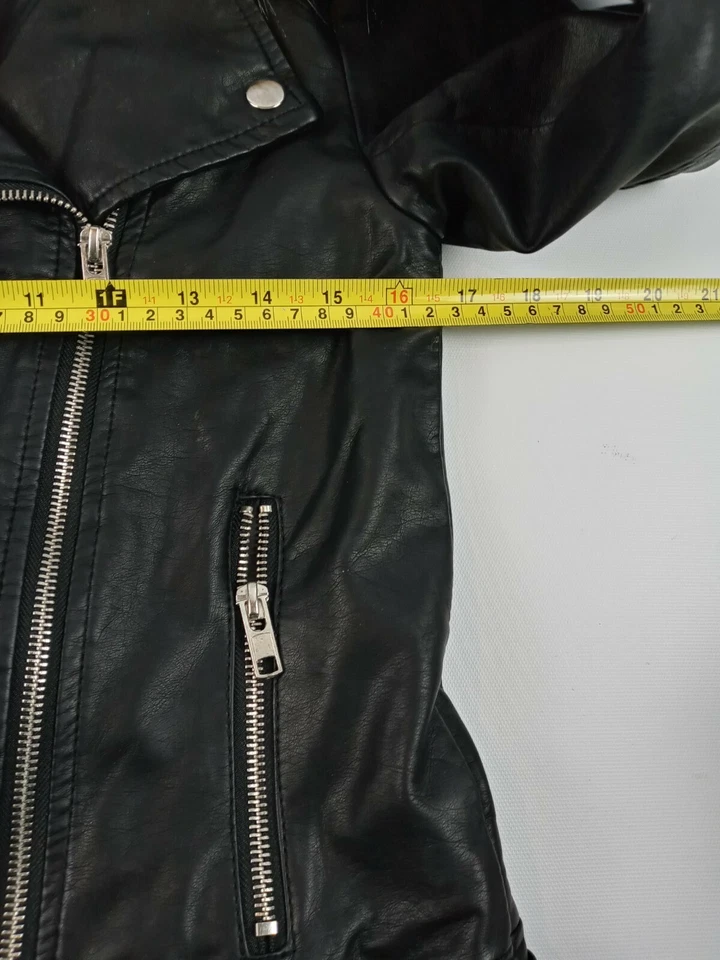 Jaqueta Forever 21 feminina pequena preta couro sintético com colarinho de pele sintética motocicleta - Imagem 3 de 4