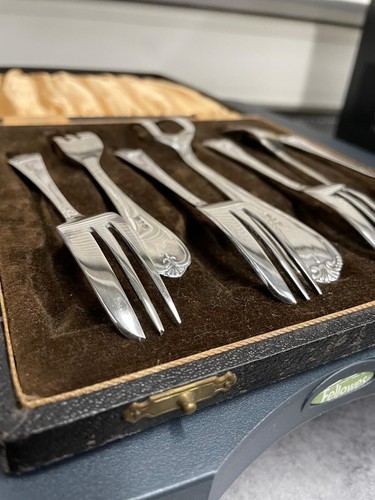 A charming set of 6 silver cake forks and a serving fork in their original retai - Picture 15 of 18