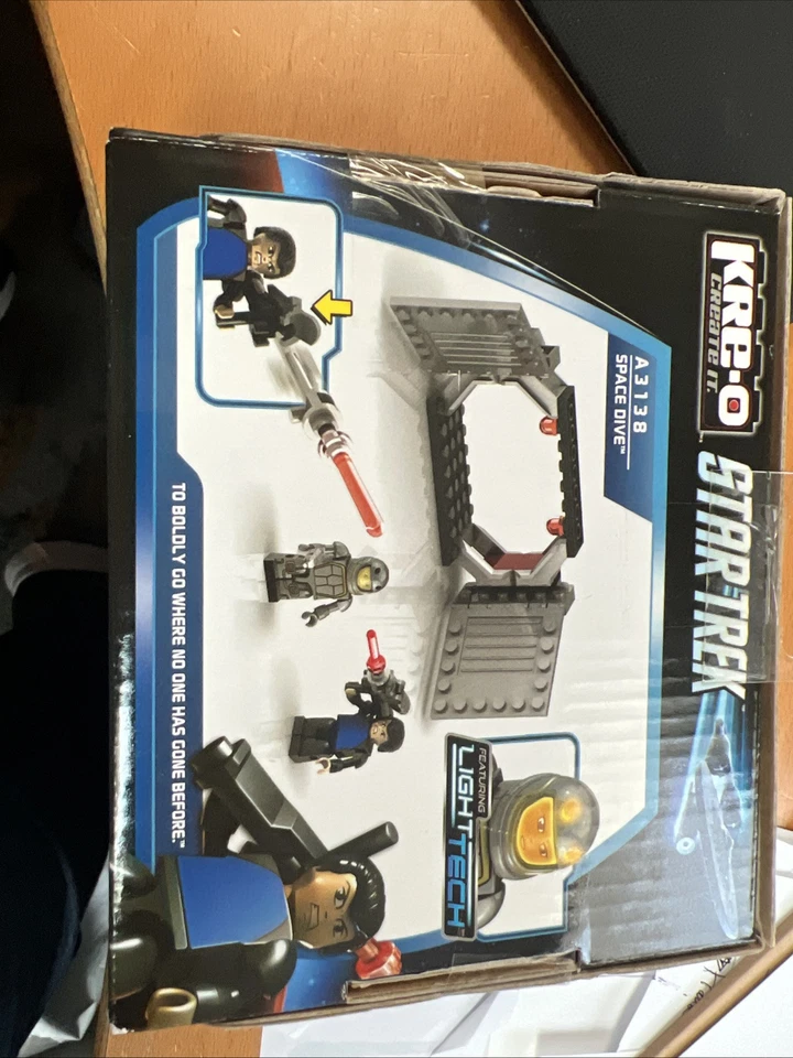 KRE-O Star Trek Deep Dive Light Tech 36 Piezas Spock Bones Capitán James Kirk Foto 3 de 4