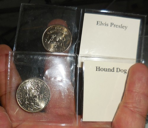 VINTAGE 2 ELVIS PRESLEY FIGURINE COIN SET BEAUTIFUL HOUND DOG DESIGN NR - Picture 5 of 5
